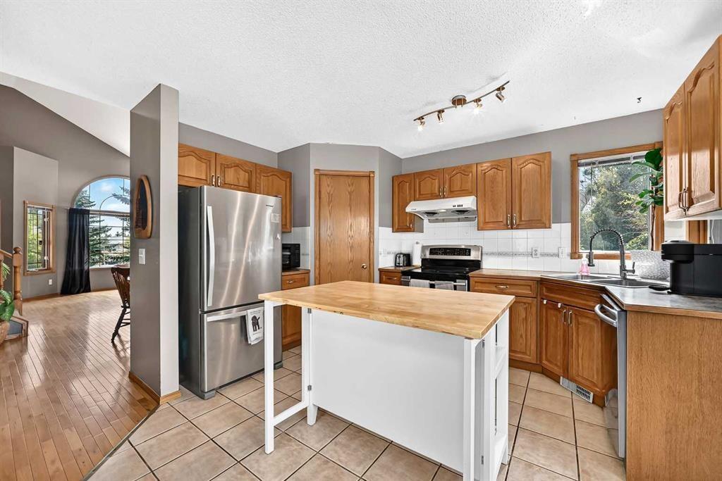 228 Arbour Ridge Way Nw, Calgary, AB - Indoor Photo Showing Kitchen