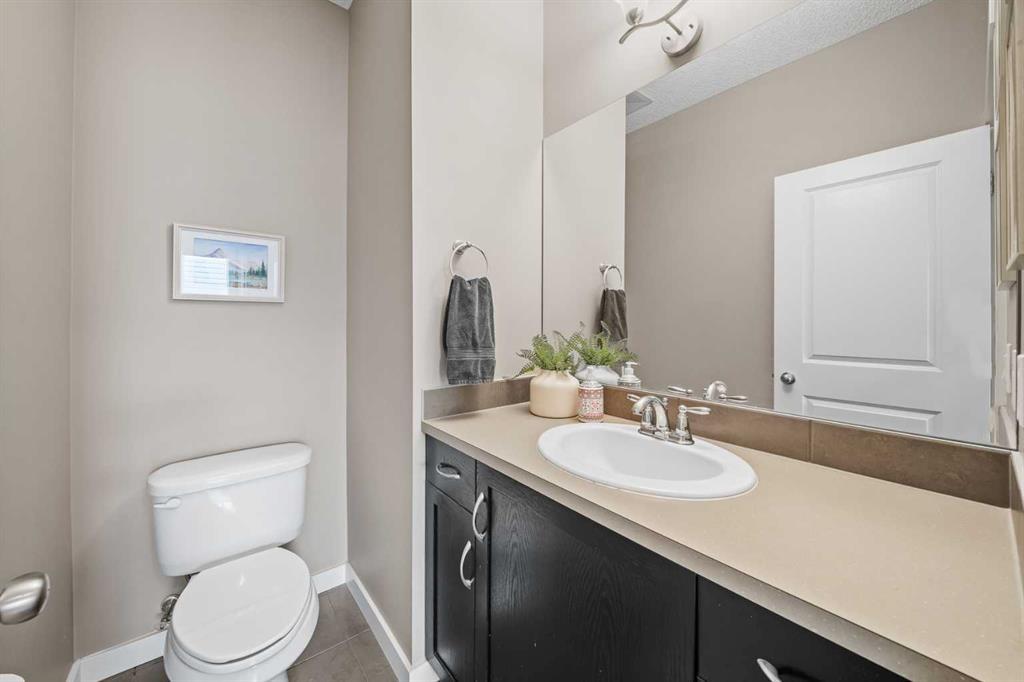4728 Elgin Avenue Se, Calgary, AB - Indoor Photo Showing Bathroom