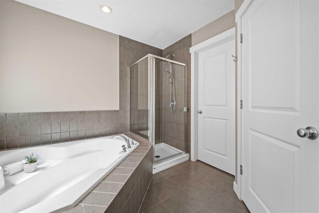 4728 Elgin Avenue Se, Calgary, AB - Indoor Photo Showing Bathroom