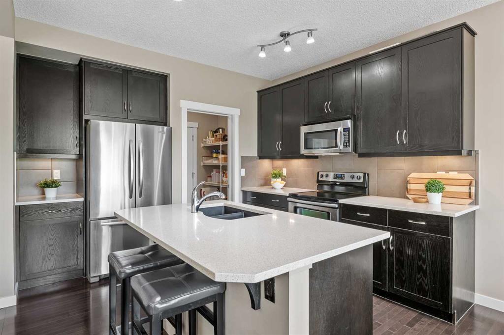 4728 Elgin Avenue Se, Calgary, AB - Indoor Photo Showing Kitchen With Stainless Steel Kitchen With Double Sink With Upgraded Kitchen