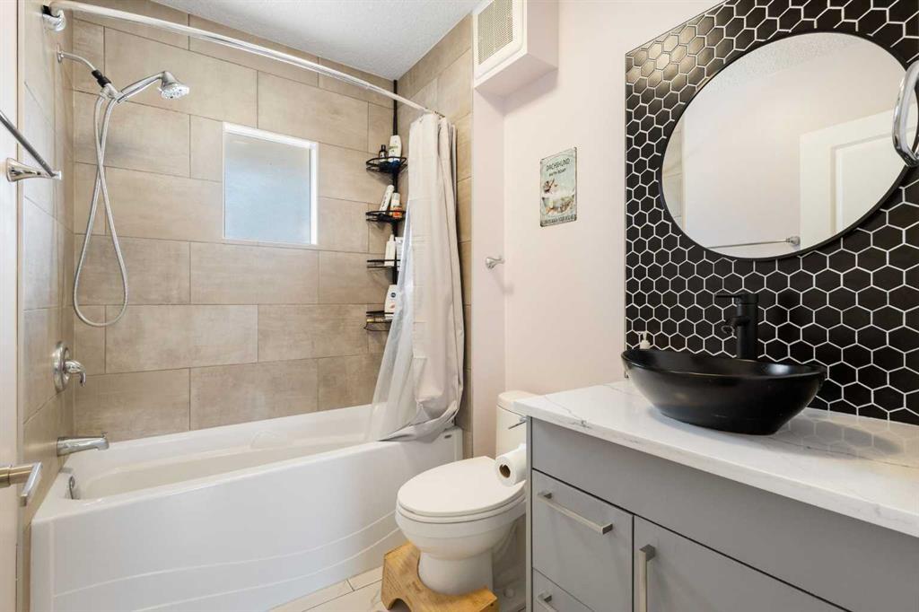 809 68 Avenue Sw, Calgary, AB - Indoor Photo Showing Bathroom