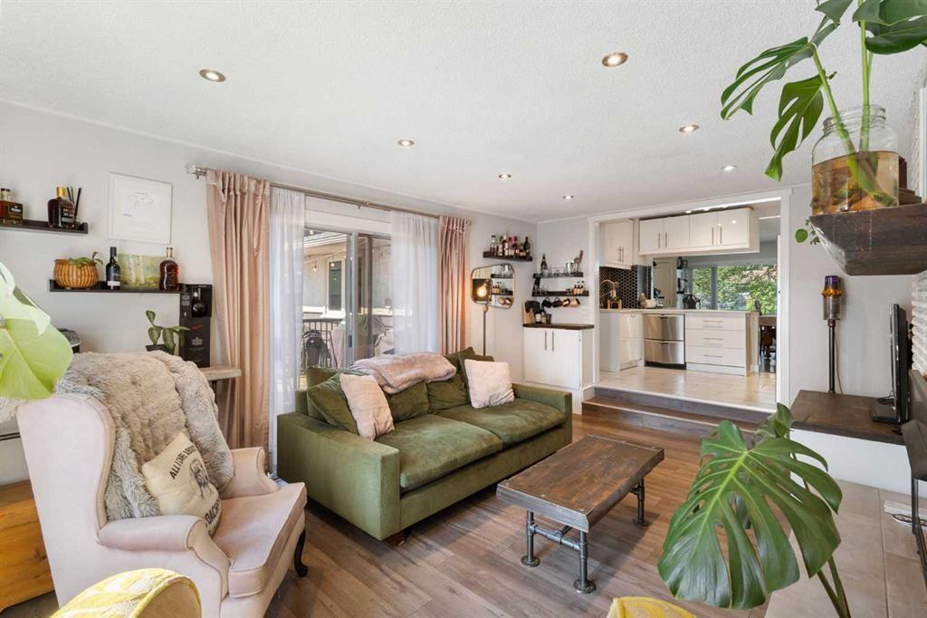 809 68 Avenue Sw, Calgary, AB - Indoor Photo Showing Living Room