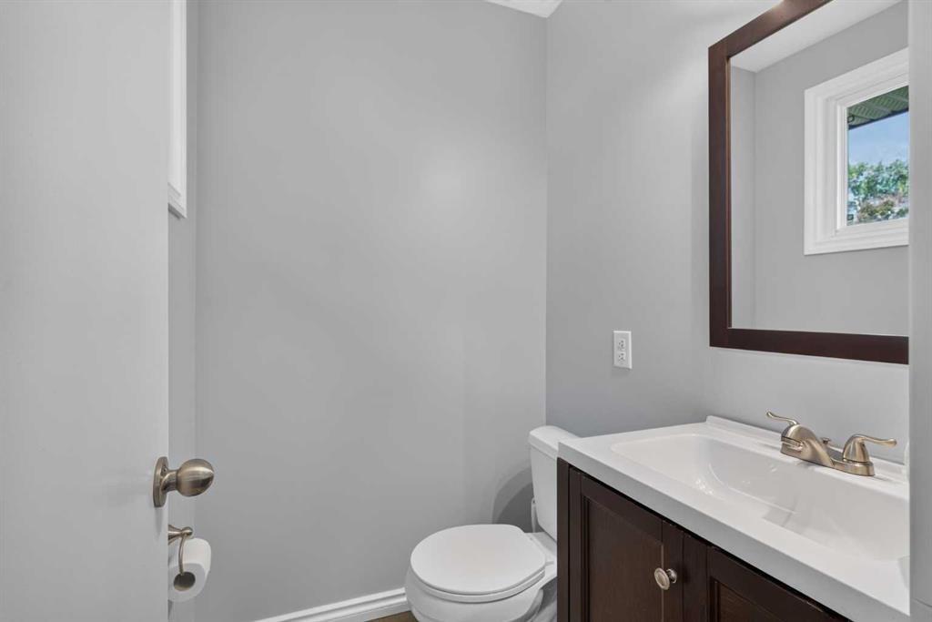 292 Silver Brook Way Nw, Calgary, AB - Indoor Photo Showing Bathroom