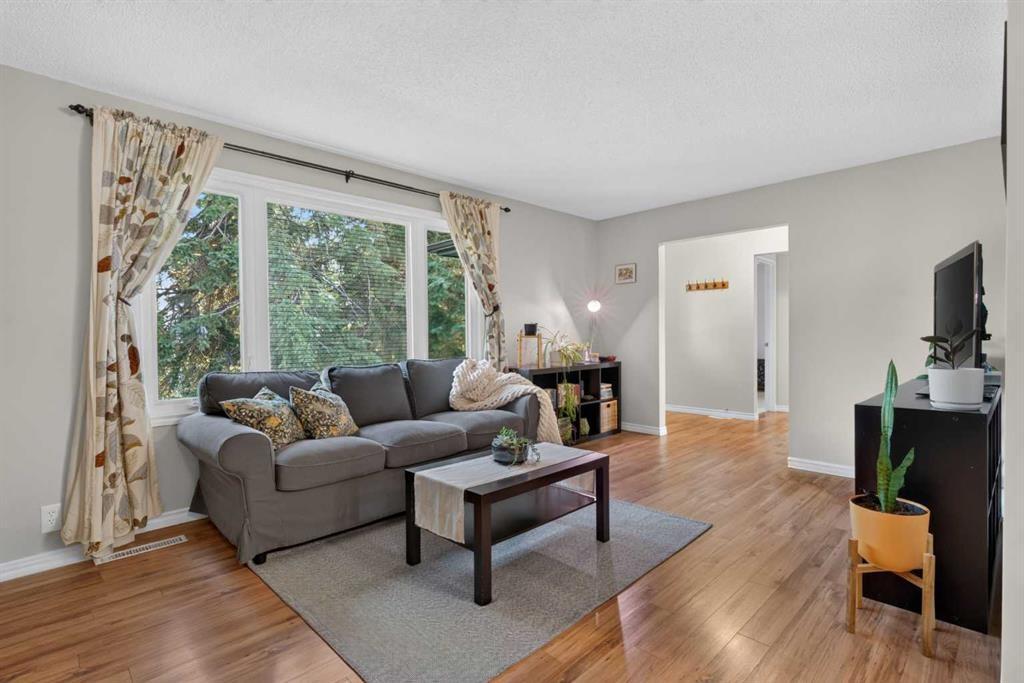 292 Silver Brook Way Nw, Calgary, AB - Indoor Photo Showing Living Room