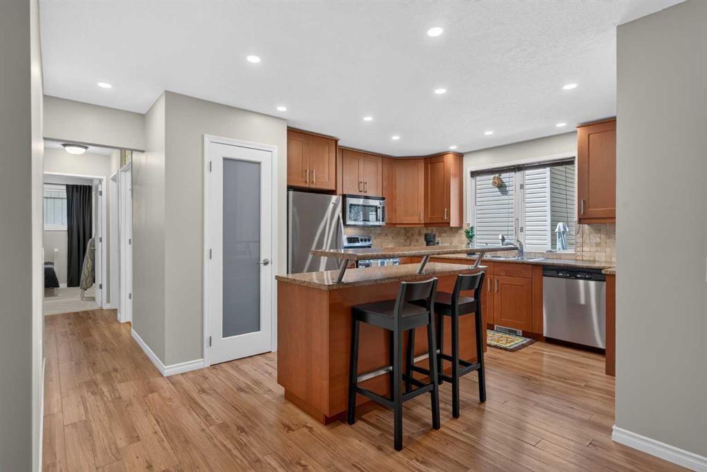 292 Silver Brook Way Nw, Calgary, AB - Indoor Photo Showing Kitchen