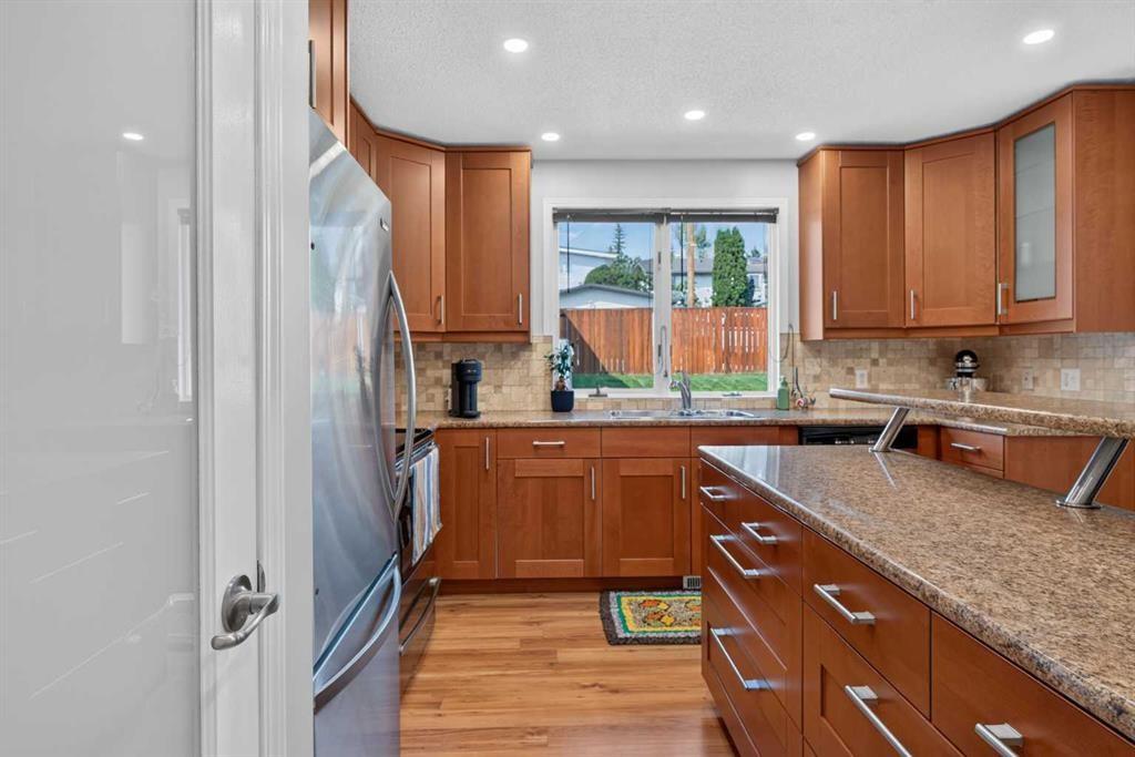 292 Silver Brook Way Nw, Calgary, AB - Indoor Photo Showing Kitchen With Double Sink