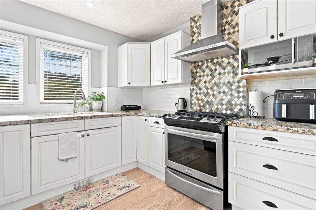 15230 Prestwick Boulevard Se, Calgary, AB - Indoor Photo Showing Kitchen With Upgraded Kitchen
