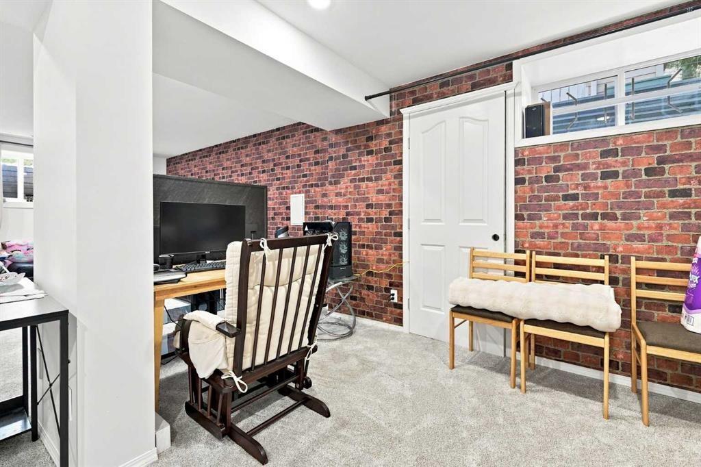 15230 Prestwick Boulevard Se, Calgary, AB - Indoor Photo Showing Living Room