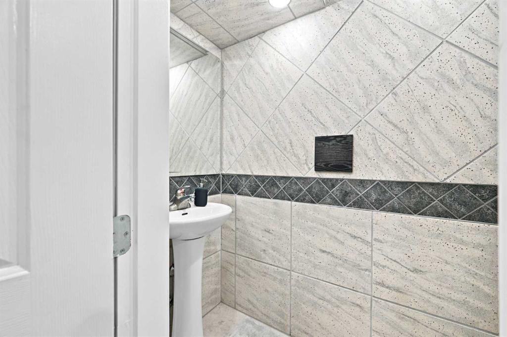 15230 Prestwick Boulevard Se, Calgary, AB - Indoor Photo Showing Bathroom