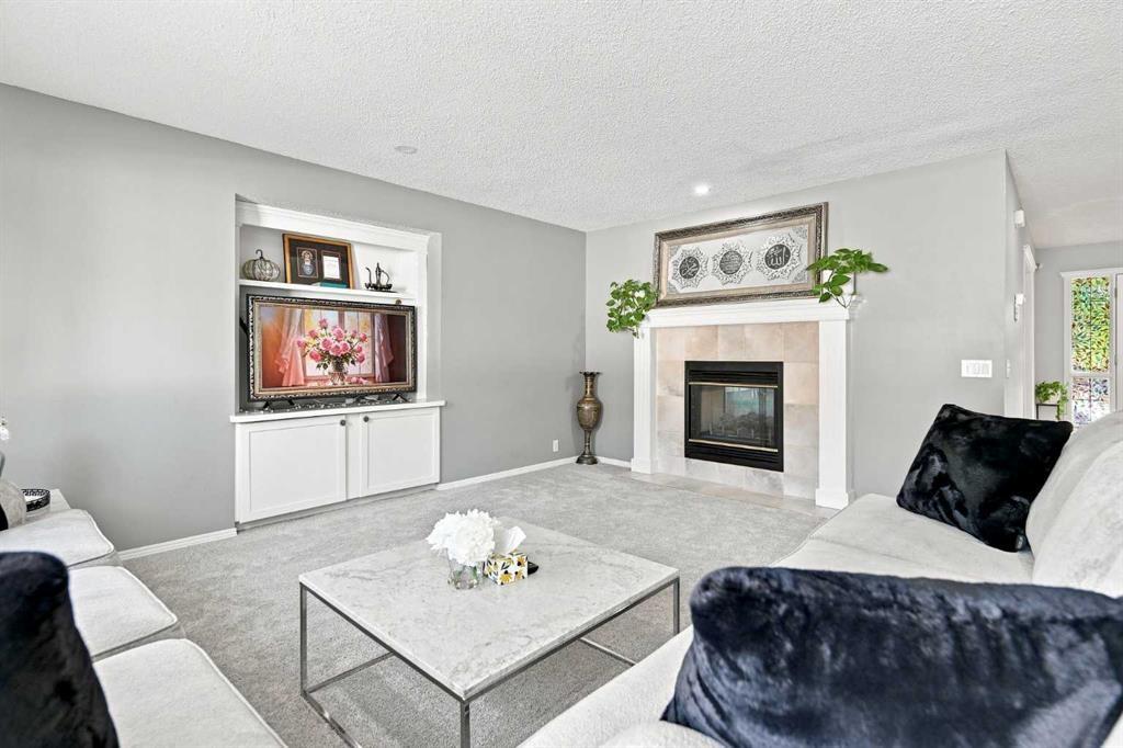 15230 Prestwick Boulevard Se, Calgary, AB - Indoor Photo Showing Living Room