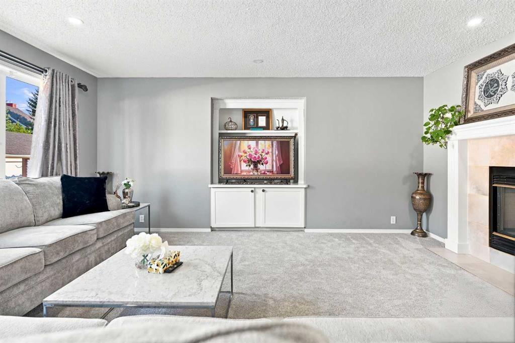 15230 Prestwick Boulevard Se, Calgary, AB - Indoor Photo Showing Living Room