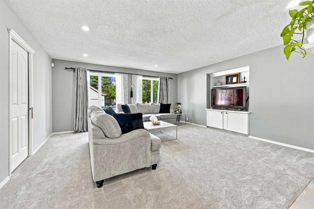 15230 Prestwick Boulevard Se, Calgary, AB - Indoor Photo Showing Kitchen With Upgraded Kitchen