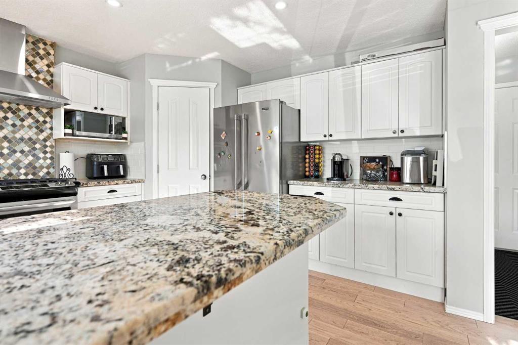 15230 Prestwick Boulevard Se, Calgary, AB - Indoor Photo Showing Kitchen With Upgraded Kitchen